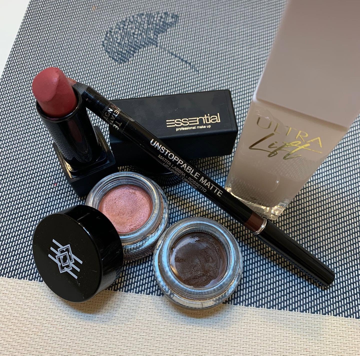 Ombretti, matita, rossetto e fondotinta utilizzati dallo studio